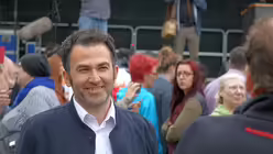 Der deutsche Theater-, Film- und Fernsehschauspieler, Komiker und Kabarettist Fatih Çevikkollu / © Matthias Milleker (DR)