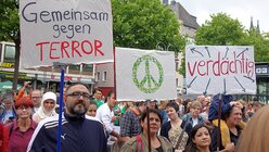 Mit selbstgemachten Transparenten protestierten Muslime friedlich gegen Terror / © Matthias Milleker (DR)