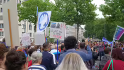 Gemeinsam gegen Terror: Dafür demonstrierten am Samstag Menschen in Köln / © Matthias Milleker (DR)