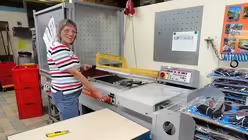 Margit Wilmes verpackt Klettb&auml;nder in der Behindertenwerkstatt / &copy; Theresa Meier (DR)