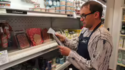 Dort pr&uuml;ft er die hauseigenen Produkte / &copy; Theresa Meier (DR)