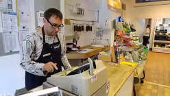 Auch im Bioladen des "Gutshof Warstein" ist Daniel t&auml;tig / &copy; Theresa Meier (DR)