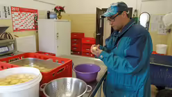 Als landwirtschaftlicher Kartoffelsch&auml;ler hat Daniel B&ouml;hme beim Gutshof Warstein angefangen / &copy; Theresa Meier (DR)