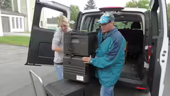 Mit einer Kollegin verteilt Daniel Essen an Kinderg&auml;rten, Schulen und Altenheime / &copy; Theresa Meier (DR)