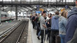 Die Ministranten warten am Kölner Bahnhof auf die Sonderzüge nach Rom / © Theresa Meier (DR)