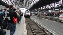 Der Sonderzug Alpha fährt in den Kölner Bahnhof ein / © Theresa Meier (DR)