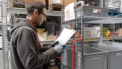 Serkan geht seine Auftr&auml;ge durch  / &copy; Theresa Meier (DR)