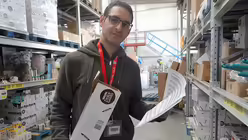 Serkan &Ouml;zdemir stellt Pakete mit Kaffee, Tee oder Haushaltsger&auml;ten f&uuml;r Online-Kunden zusammen / &copy; Theresa Meier (DR)