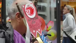 Mit heimischem "Wanderstock" unterwegs / © Theresa Meier (DR)