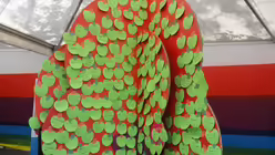 Am Paderborner Erzbistumsstand wächst ein Baum guter Wünsche (DR)