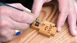 Auf der Kirchenmeile werden Kreuze individuell hergestellt (DR)