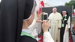 Auch Papst Franziskus zeigt sich auf der Kirchenmeile (DR)