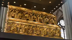 Hinter Panzerglas geschützt steht das Meisterwerk mittelalterlicher Goldschmiedekunst. / © Beatrice Tomasetti (DR)