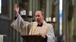 Lebhaft wird es, wenn Domdechant Robert Kleine von den Heiligen Drei Königen erzählt - wie hier beim Mittagsgebet. / © Beatrice Tomasetti (DR)