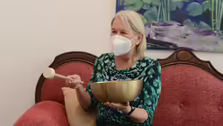 Die Klangschale ist ein wichtiger Bestandteil der Musiktherapie von Malu Grohs. / © Beatrice Tomasetti (DR)