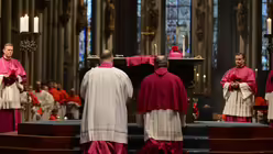 Birett, Mozetta und Kapitelskette liegen auf dem Altar / &copy; Beatrice Tomasetti (DR)