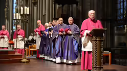 Dompropst Gerd Bachner verliest die Ernennungsurkunde von Erzbischof Woelki / &copy; Beatrice Tomasetti (DR)