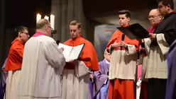 Msgr. Markus Bosbach legt die Professio fidei ab / &copy; Beatrice Tomasetti (DR)