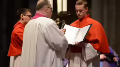 Das Glaubensbekenntnis ist Teil des Einf&uuml;hrungsritus als Domkapitular / &copy; Beatrice Tomasetti (DR)