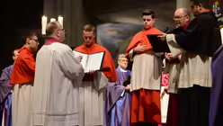 Dompropst Bachner nimmt Msgr. Bosbach das Versprechen ab, den Pflichten eines Domkapitulars nachzukommen / &copy; Beatrice Tomasetti (DR)