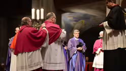 Dompropst Bachner legt dem neuen Domkapitular die Mozetta an / &copy; Beatrice Tomasetti (DR)