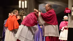 Jeder Domkapitular tr&auml;gt eine Kapitelskette mit Stern / &copy; Beatrice Tomasetti (DR)