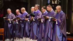 Priester aus allen teilen des Erzbistums verfolgen die Zeremonie / &copy; Beatrice Tomasetti (DR)