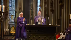 Domkapitular Bosbach inzensiert den Altar / &copy; Beatrice Tomasetti (DR)