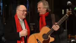 Der rote Schal ist  ein Erkennungszeichen f&uuml;r das Adventskonzert im Dom. / &copy; Tomasetti (DR)