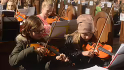 Die jungen Geigerinnen sind mit Ernst, aber auch viel Freude bei der Sache. / © Tomasetti (DR)