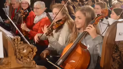 Das Cello in die enge Kirchenbank zu bekommen ist eine Herausforderung. / © Tomasetti (DR)