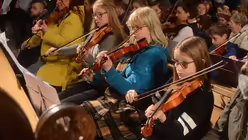 Zu einem riesigen Orchester finden sich an diesem Nachmittag mehrere tausend Menschen zusammen. / © Tomasetti (DR)