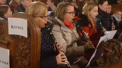 Jede Gruppe spielt an dem ihr zugewiesenen Platz: Die Holzbl&auml;ser spielen im Mittelschiff. / &copy; Tomasetti (DR)