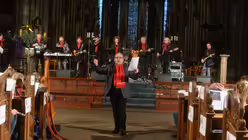 Janus Fr&ouml;hlich gibt die Eins&auml;tze. / &copy; Tomasetti (DR)