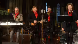 S&auml;ngerin Nicola unterst&uuml;tzt den Chor, der aus rund 1000 S&auml;ngern besteht. / &copy; Tomasetti (DR)