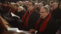 Pr&auml;lat Norbert Feldhoff und Domvikar Tobias Hopmann stimmen kr&auml;ftig in die Adventslieder mit ein. / &copy; Tomasetti (DR)