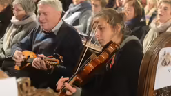Jung neben alt - auch das ist Programm beim Mitspielkonzert im Dom. / © Tomasetti (DR)