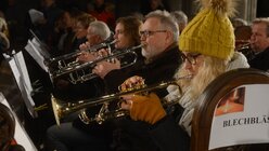 Viel Blech schafft eine feierliche Atmosphäre: Hier sind es die Trompeter… / © Tomasetti (DR)