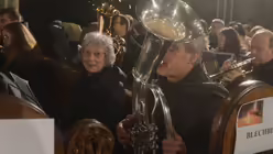 Neben der Tuba genießt Hedwig Neven Dumont die adventliche Stimmung im Dom. / © Tomasetti (DR)