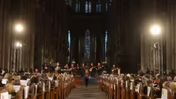 Blick aus der letzten Reihe in den mit Scheinwerfern ausgeleuchteten Dom. / &copy; Tomasetti (DR)