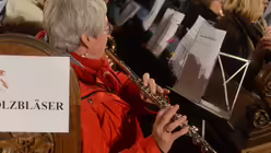 Eine Frage der Logistik, wie in den Kirchenbänken auch die Notenständer unterzubringen sind. / © Tomasetti (DR)