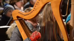 Bei den eisigen Temperaturen im Dom hilft sich diese junge Musikerin mit Handschuhen. / © Tomasetti (DR)