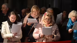 Wer kein Instrument mitgebracht hat, mischt sich unter die rund 1000 S&auml;ngerinnen und S&auml;nger. / &copy; Tomasetti (DR)