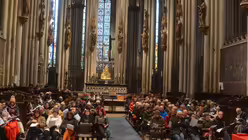 Im Hochchor haben die vielen Sängerinnen und Sänger Platz genommen. / © Tomasetti (DR)