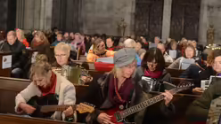 Die Spieler der elf E-Gitarren sitzen im Nordquerhaus. / © Tomasetti (DR)