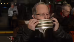 Sage und schreibe 139 Mundhamonika-Spieler begr&uuml;&szlig;t Petra Dierkes. / &copy; Tomasetti (DR)