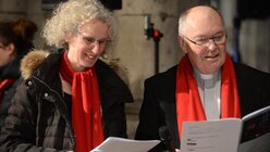 Petra Dierkes und Dompropst Bachner stimmen in die Adventslieder mit ein. / © Tomasetti (DR)