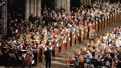 Alle h&ouml;ren auf das Kommando von Janus Fr&ouml;hlich. / &copy; Tomasetti (DR)