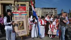 Gl&auml;ubige an Fronleichnam (DR)