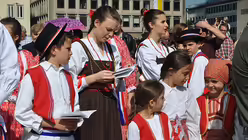 Gl&auml;ubige an Fronleichnam (DR)